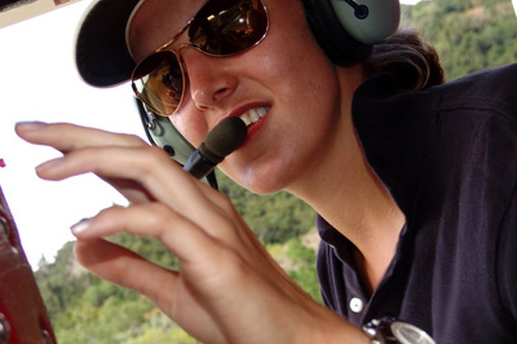 Un piloto comercial vuela aeronaves de manera profesional.