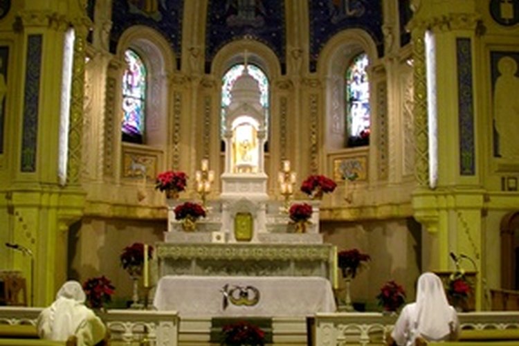 Los ministros de la eucaristía sirven a los sacerdotes y congregaciones Católicas