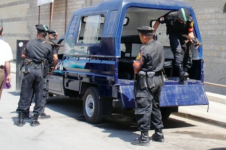 Los oficiales de la policía están entrenados para usar una amplia variedad de herramientas y equipo para proteger y servir.