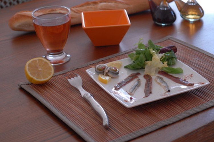 Los críticos gastronómicos degustan una variedad de platos en los restaurantes.