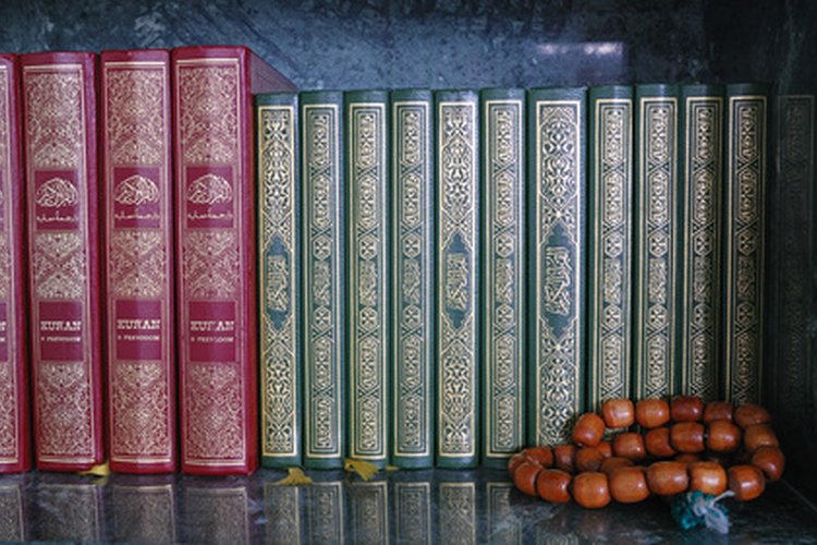 Unos buenos regalos son la poesía y los libros mostrando el arte islámico, la arquitectura y la cultura.