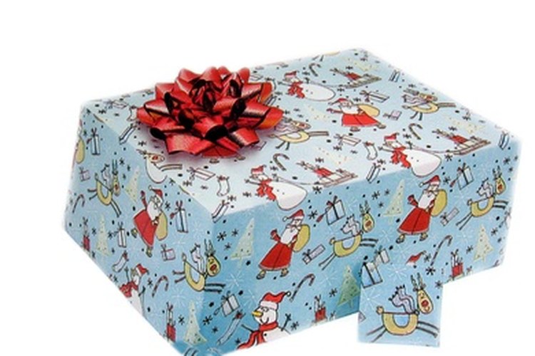 La hoja de música funciona como papel de envoltura para hacer un regalo musical