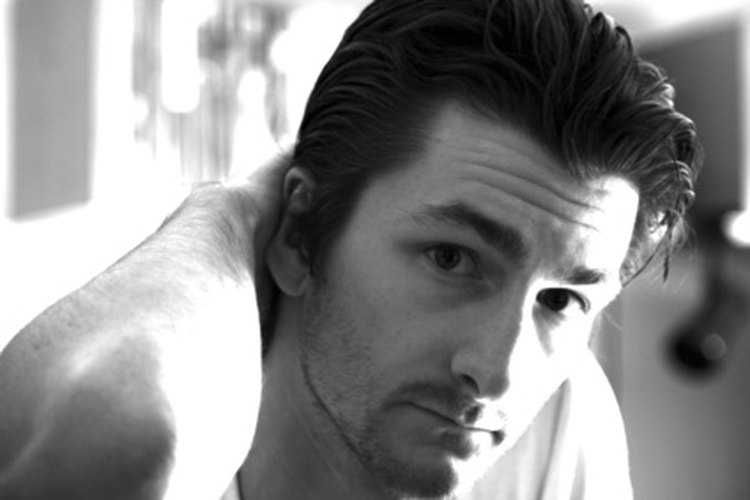 Los hombres usan la fórmula de Grecian para deshacerse de las canas.