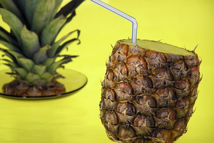 Sirve los tragos en una piña ahuecada para sumarle más sensación tropical aún.
