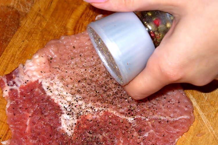 Aplasta el bistec antes de freírlo para asegurarte de que el interior se cocine forma pareja.