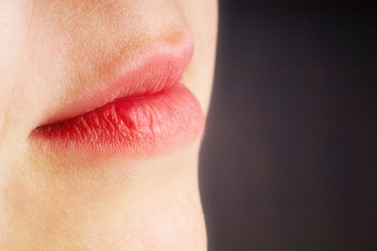 Existen varios remedios caseros que puedes utilizar para tratar la decoloración labial.