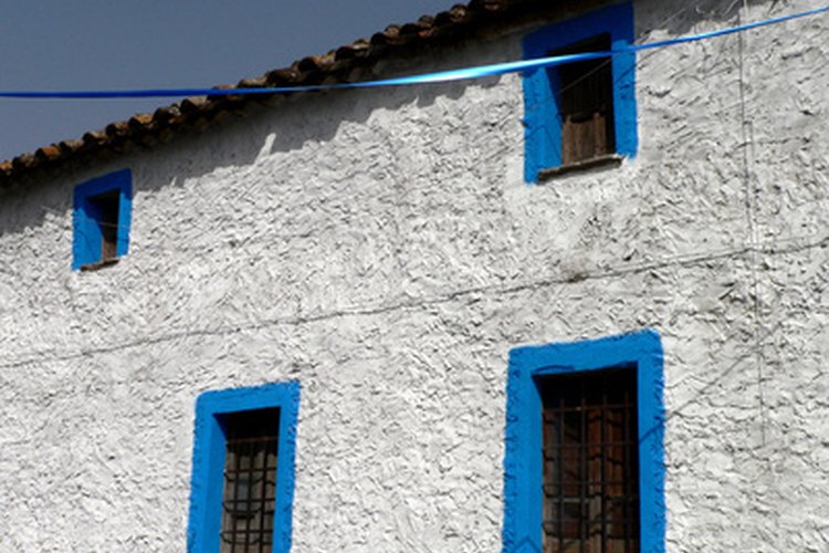 Algunas casas presentan paredes exteriores de concreto para resistir a las tormentas y a los fuertes vientos.