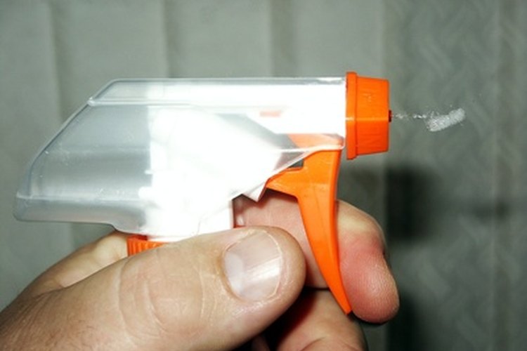 Usa desinfectantes para eliminar bacterias.