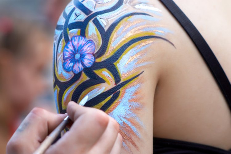 Quitar la pintura corporal es bastante sencillo.