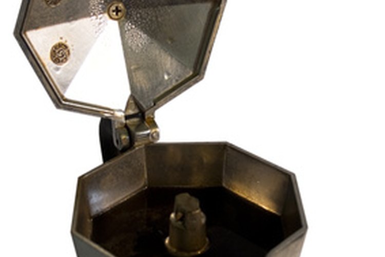 Compara las diferencias entre las cafeteras italianas de acero y aluminio.
