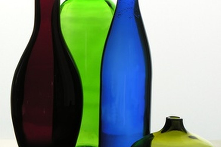 Utiliza conchas de mar únicas como adornos para botellas.