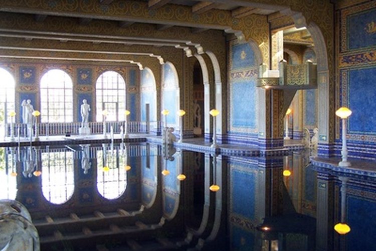 Algunas piscinas de interior presentan una decoración detallada.