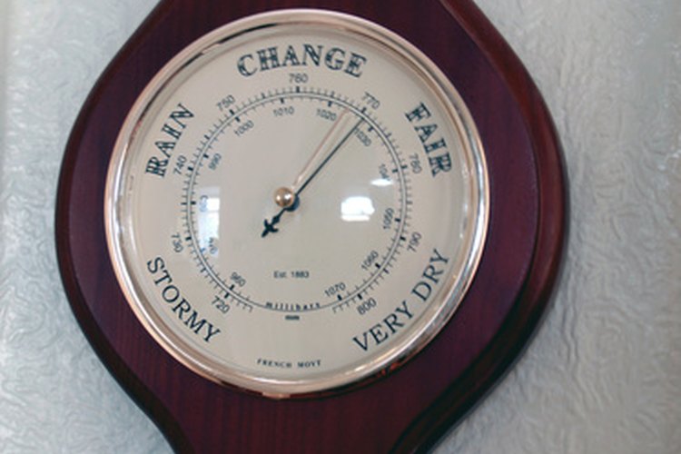 El barómetro mide la presión del aire que afecta el tiempo.