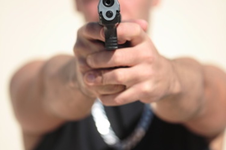 Los guardias de seguridad armados de Brinks Inc. tienen que cumplir ciertos requerimientos.