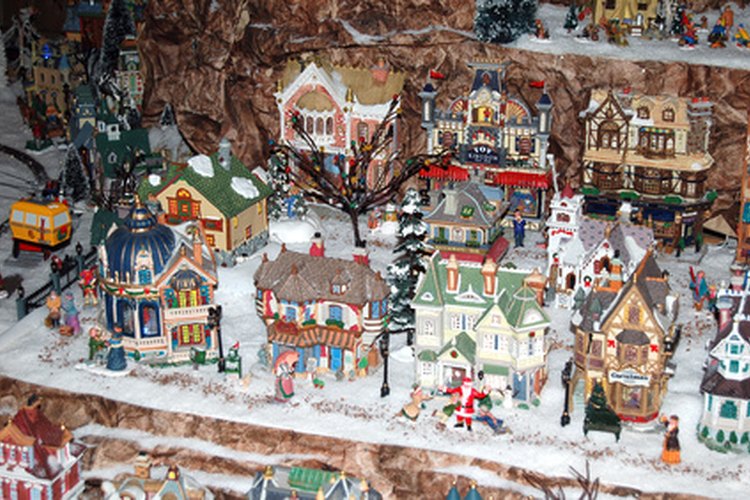 Puedes utilizar figuras pequeñas y luces de colores para darle vida a tu villa navideña.