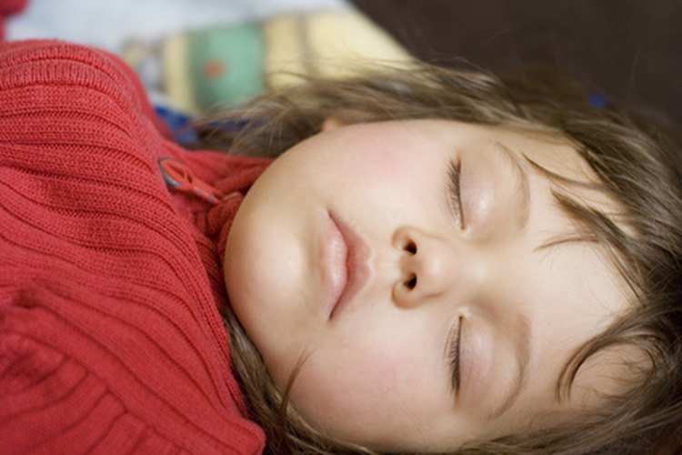 Tu niño podría cortarse la cara con un objeto afilado si se cae de la cama.