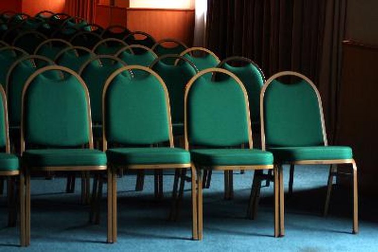 Un productor de eventos es responsable de la supervisión y coordinación de reuniones y convenciones.