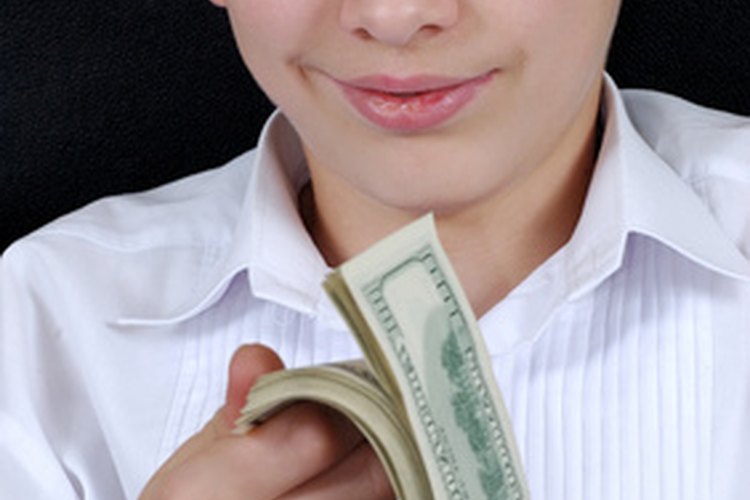 Enséñale a un adolescente cómo administrar su dinero de manera efectiva.