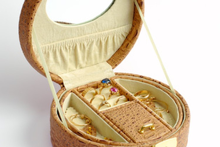 Hay maneras de asegurarte de que tu joyero no contenga piezas de Tiffany falsas.