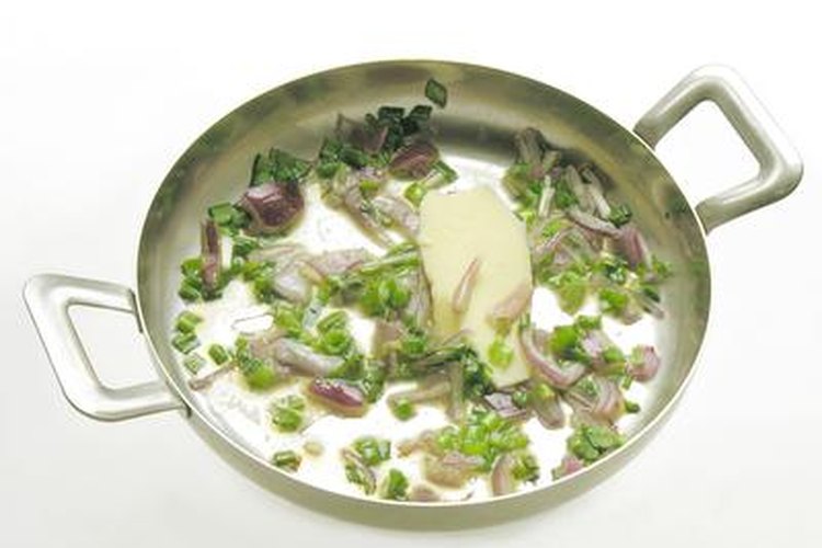 Sazona una sartén de acero inoxidable para evitar que la comida se pegue.