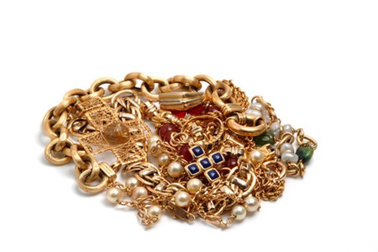 La joyería de moda a menudo está hecha de metales comunes, como latón, que han sido recubiertos de un metal precioso, como el oro.