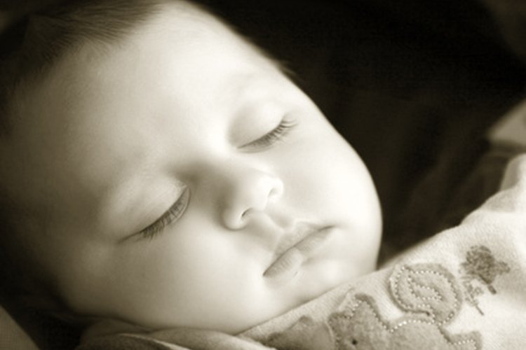 A los seis meses, los bebés por lo general requieren de dos siestas diarias.