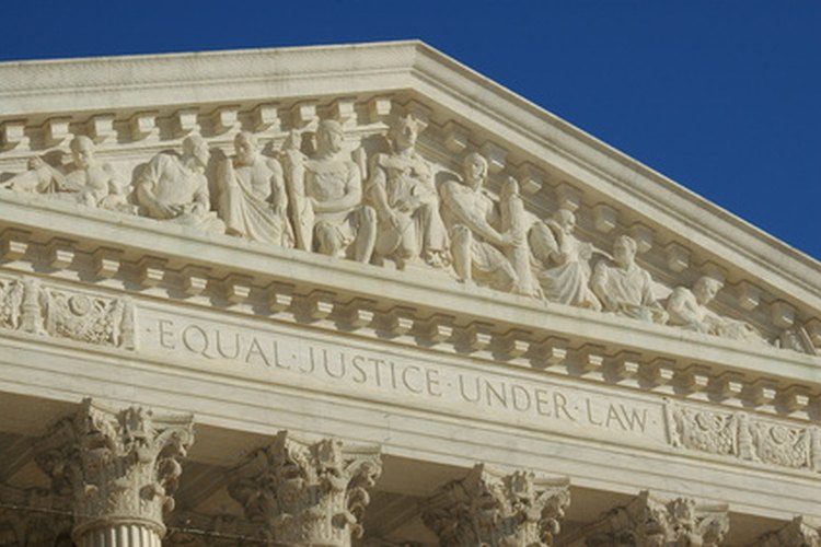 Un juicio civil implica una orden firme de un tribunal sobre una demanda civil.