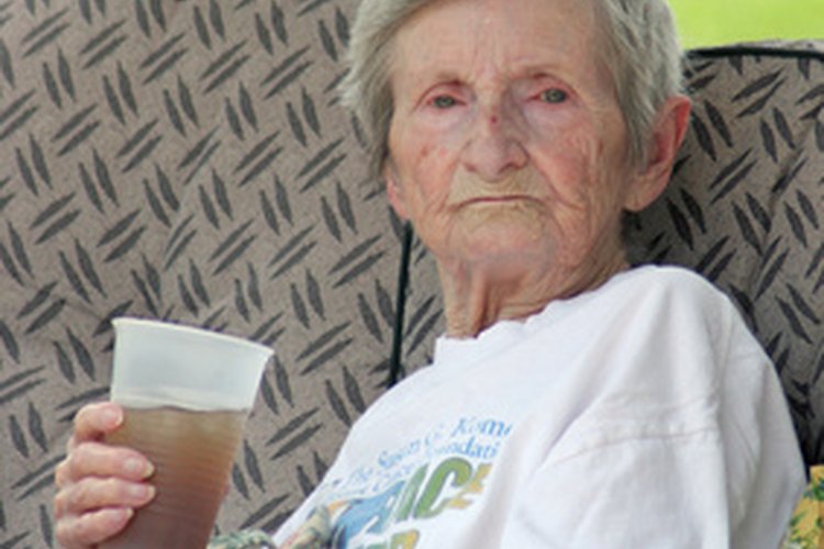 Los ancianos en ocasiones requiren de acompañantes. que no necesariamente tienen formación médica.