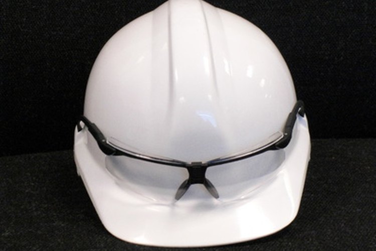 Las gafas de seguridad apropiadas son una parte importante del mantenimiento y reparación doméstica.