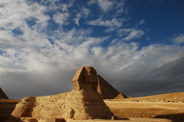 Puedes encargar o hacer postales de Egipto para enviar como invitaciones.