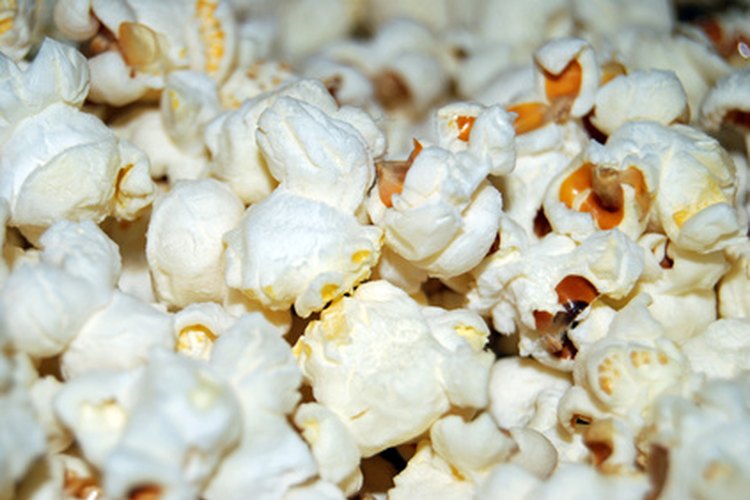 Las bolitas de palomitas de maíz se volverán festivas y llenas de sabor cuando se hacen con gelatina.
