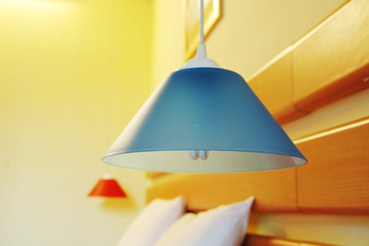 Coloca lámparas libremente alrededor de la habitación para incrementar la luz.