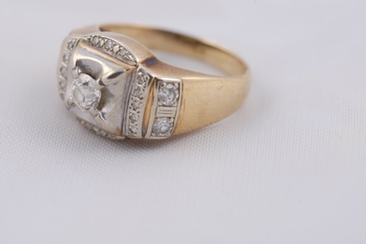 El anillo de compromiso de diamantes primero se recibió en 1477.
