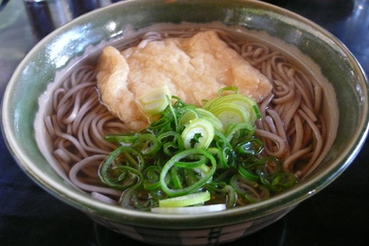 La sopa udon se hace con fideos largos.