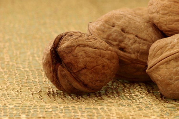 Los frutos secos son una buena fuente de ácidos grasos omega-3, que reducen la inflamación y benefician la salud cardíaca.