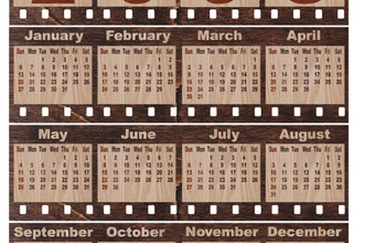 Usa un calendario para enseñarle matemática a los niños del jardín infantil.