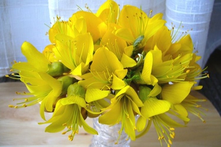 Puedes usar flores amarillas para representar lo dorado de este aniversario.