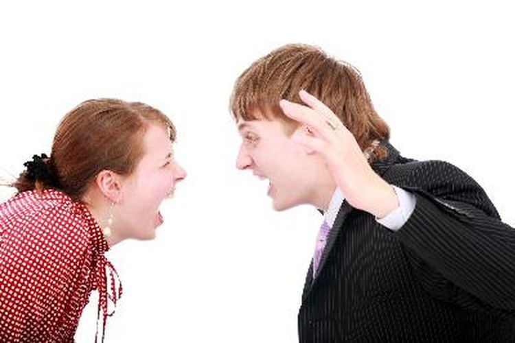 Los insultos, gritos y amenazas son signos de abuso verbal.