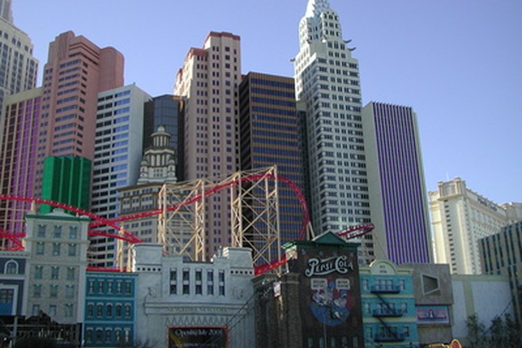 Los paseos emocionantes como la montaña rusa en el hotel New York-New York deberían entretener a la mayoría de los adolescentes jóvenes.