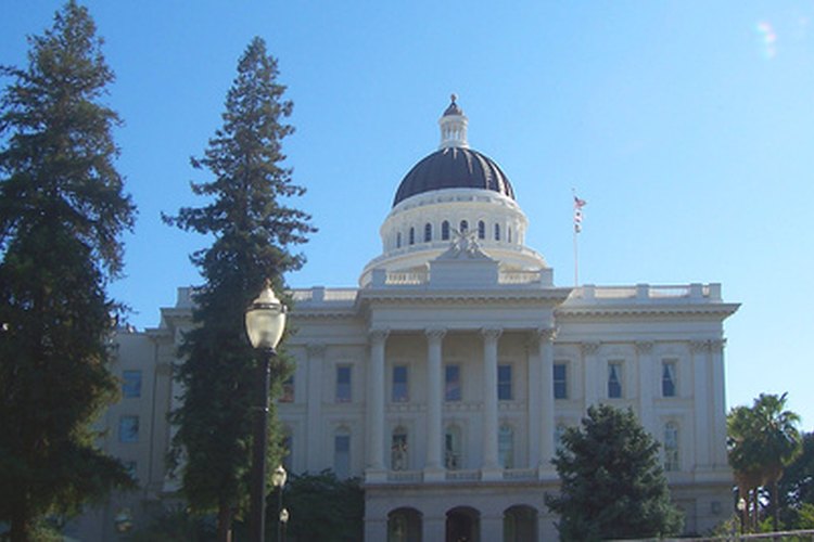California obtiene ingresos a través del impuesto sobre la renta y sobre las ventas.