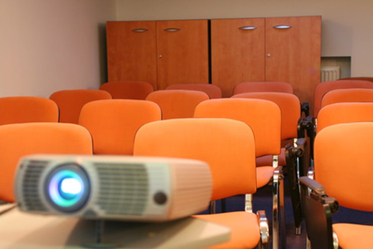 Los proyectores portátiles son adecuados para usarlos en el aula.