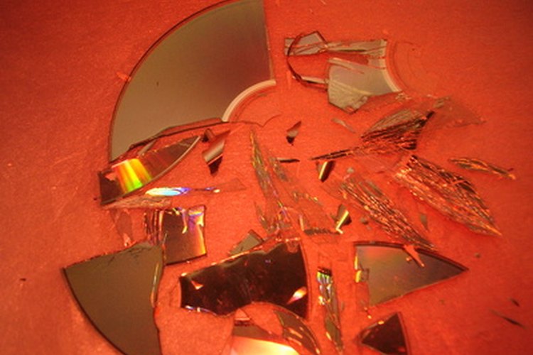 Los trozos de CD rotos hacen una mesa de mosaicos interesante.