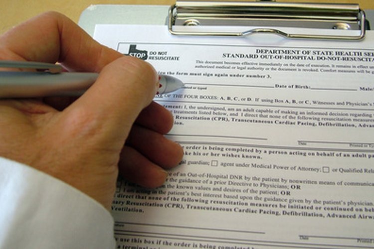Puedes renovar su autorización de trabajo por correo o en línea.