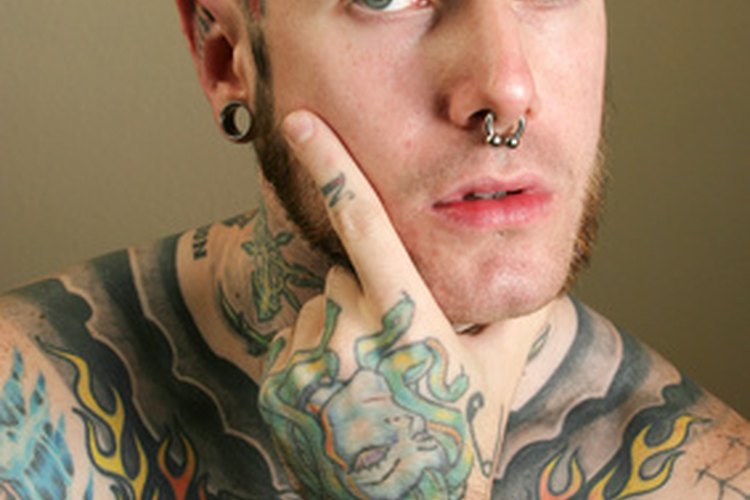 Un piercing de tabique con una barra circular comúnmente llamada herradura