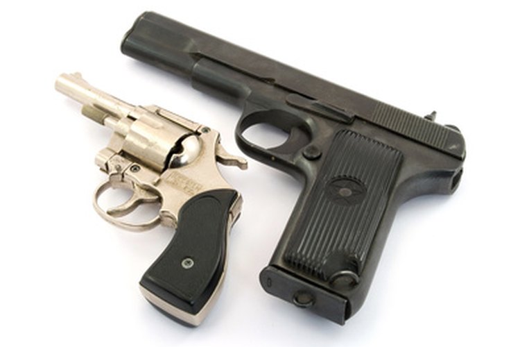 Los armeros trabajan con muchos tipos de armas de fuego.