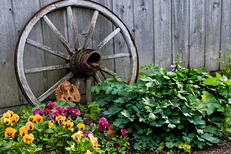 Las ruedas de carreta se pueden utilizar como adornos de jardín.