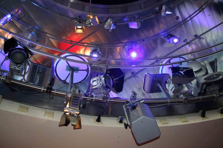 Las luces brillantes y la música electrónica son parte integral de una fiesta con temática tecno.