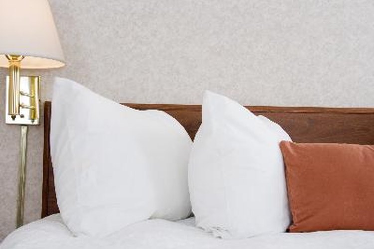 Los cabeceros montados en la pared son una alternativa económica y decorativa para tu dormitorio.