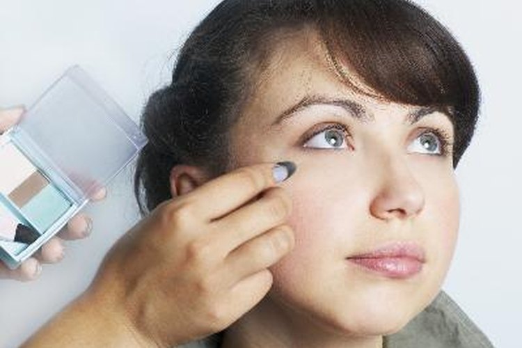 Cómo ser una modelo de maquillaje de ojos.