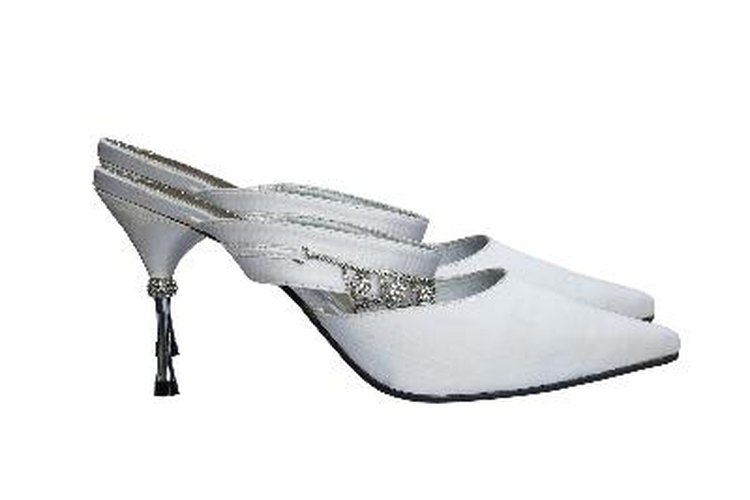 Te compraste un vestido violeta y ahora tienes que encontrar los zapatos que combinen con él.